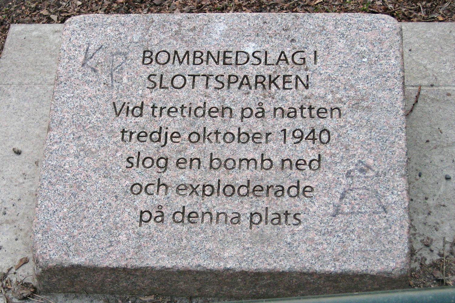 malmobomberna 1940 a Minnesplatta efter bombfällningen över Slottsparken i Malmö under andra världskriget.